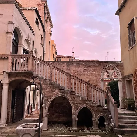 Palazzo Contarini Della Porta Di Ferro Venedik