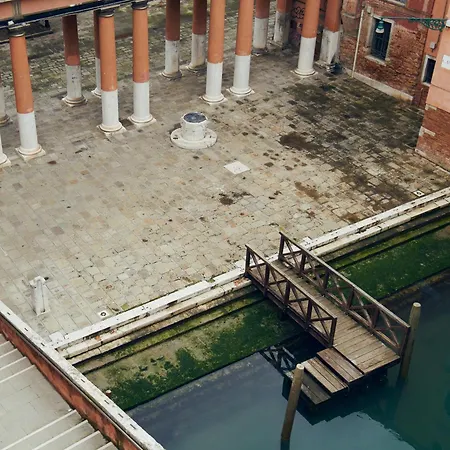 Palazzo Contarini Della Porta Di Ferro *