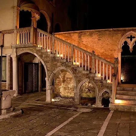 Palazzo Contarini Della Porta Di Ferro 2*