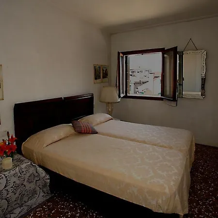 Palazzo Contarini Della Porta Di Ferro Aparthotel Venice