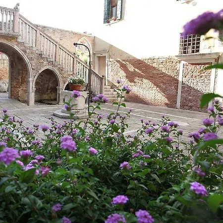 Palazzo Contarini Della Porta Di Ferro 2*