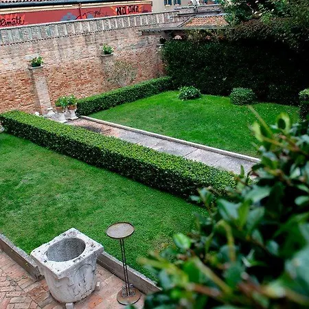 Palazzo Contarini Della Porta Di Ferro 2*