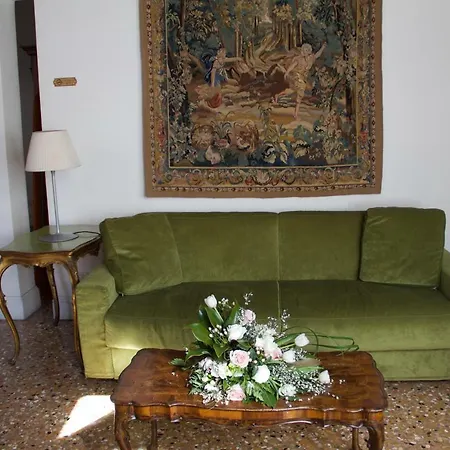 Palazzo Contarini Della Porta Di Ferro 2*