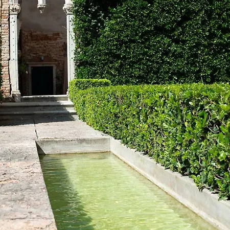 Palazzo Contarini Della Porta Di Ferro 2* Velence