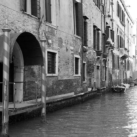Apartmanhotel Palazzo Contarini Della Porta Di Ferro 2*